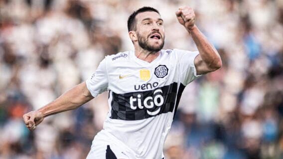 RECUERDO DE ORO: Olimpia subasta la camiseta del debut goleador de Payne