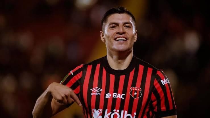 ¡DOBLETE! El mexicano Ronaldo Cisneros lleva al Alajuelense a la segunda ronda