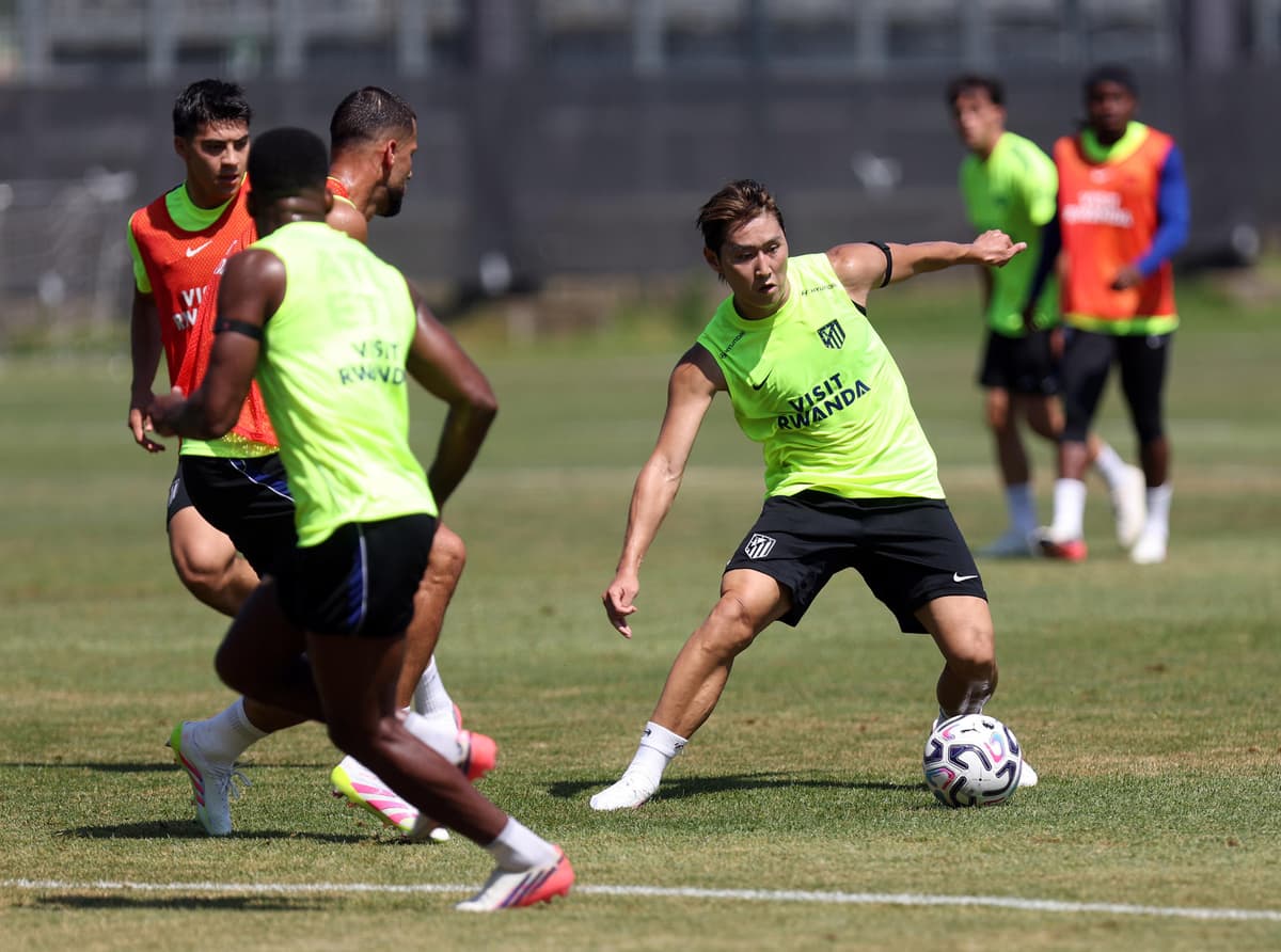 El Atleti completa su primer entreno en Seúl y se da un baño de masas con los aficionados