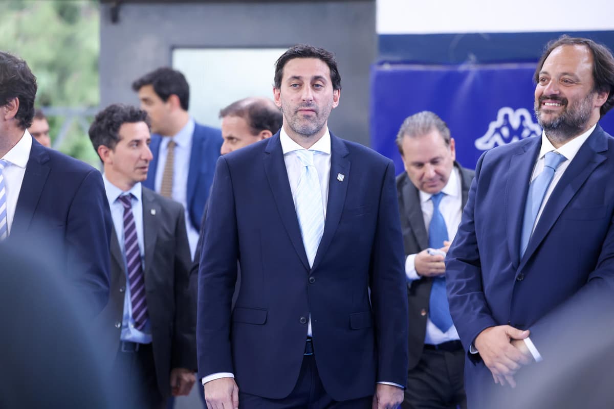 Diego Milito, insultado por la hinchada del Racing tras su derrota ante Tigre