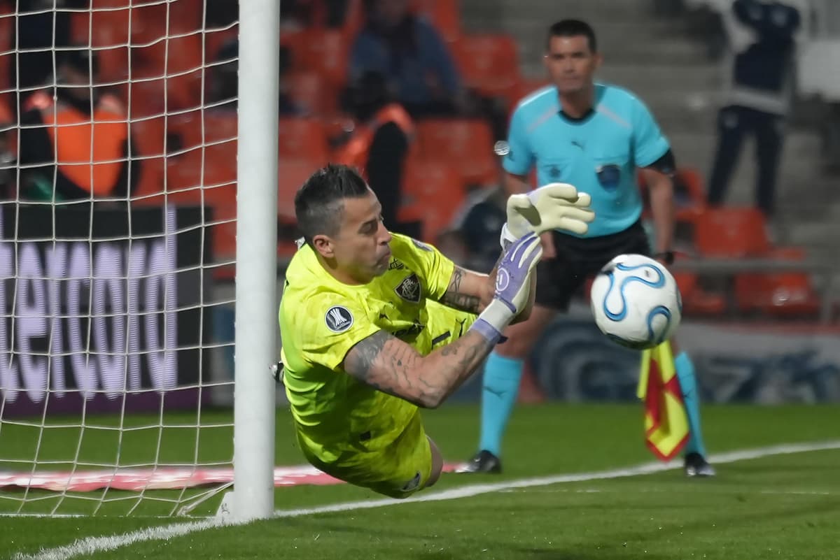 1-1. Fábio se crece en los penaltis y lleva a Fluminense a cuartos