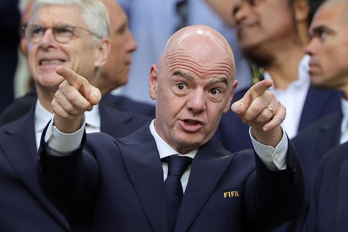 ¡RESPALDO FIRME! El camerunés Eto’o apoya a Infantino y pide reabrir el Mundial privado