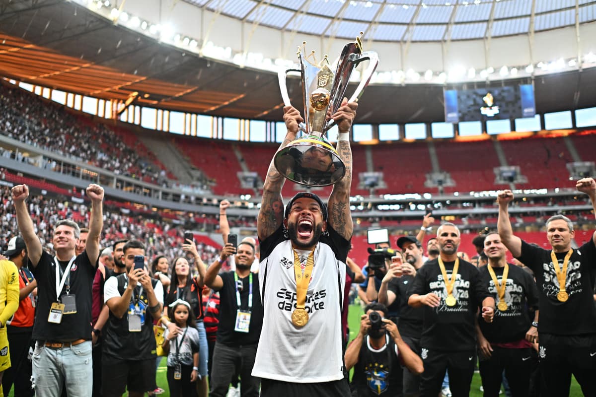 El Corinthians da marcha atrás y renueva a Memphis Depay