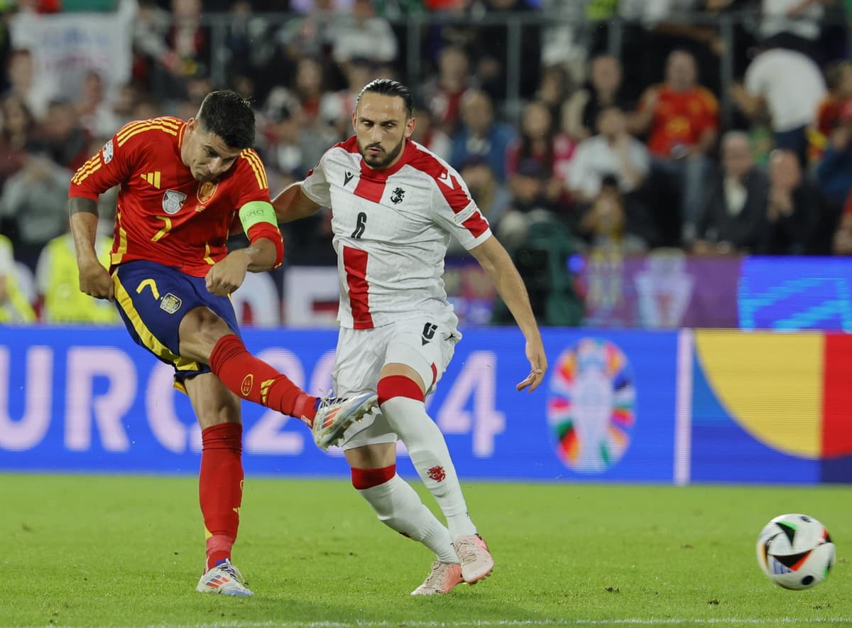 Sevilla y Sporting acuerdan el traspaso de Kochorashvili, que ya está en España