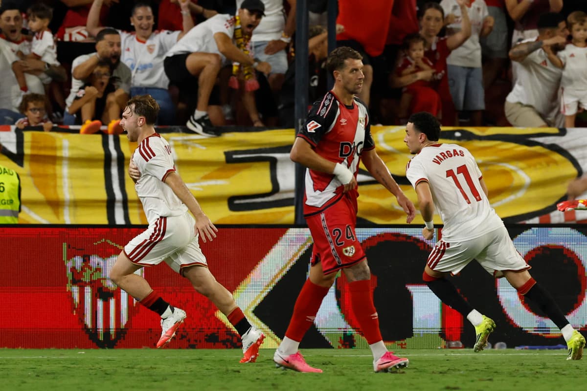 2-1. Dos penaltis le dan la vuelta al marcador y la primera victoria al Sevilla