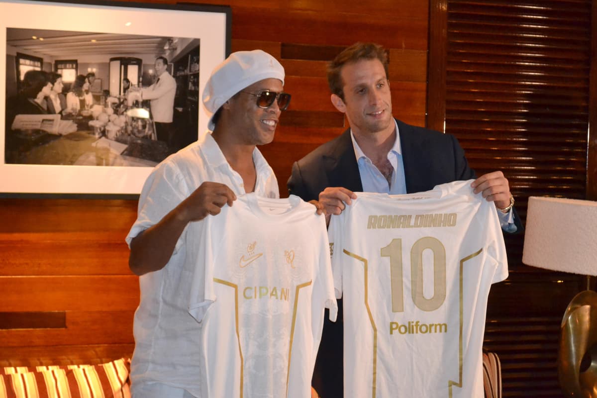 Ronaldinho aterriza en Italia para su presentación como nuevo jugador del Ravenna