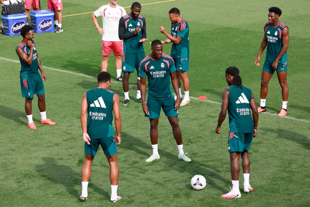 Dumfries, Konaté y Bernardo Silva, titulares en el primer once de Mourinho