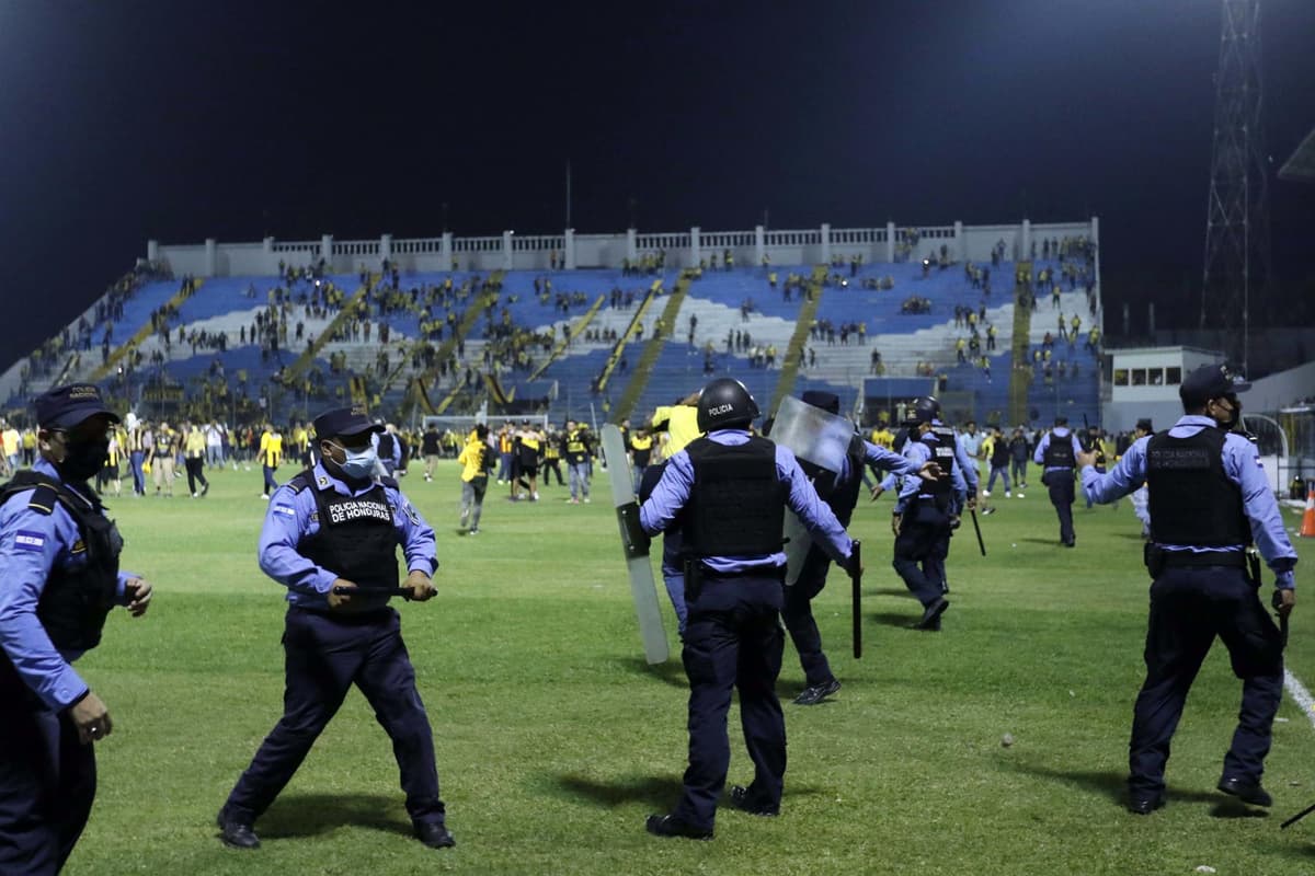 Más de 85 heridos en disturbios tras la invasión del campo en la Copa de Alemania