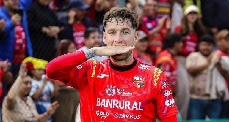 ¡GOLEADOR ARGENTINO! Germán Águila se mete en la pelea por el liderato en Guatemala