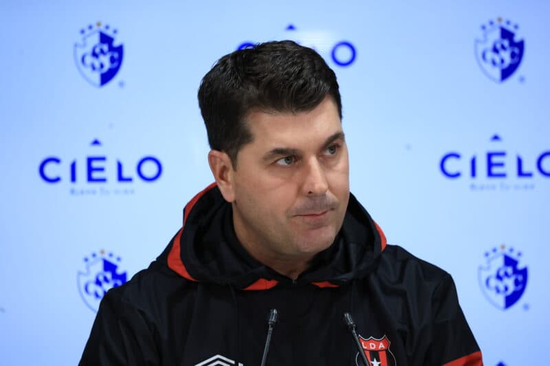 ¡CAMBIO DE MANDO! El español Rescalvo deja Alajuelense y el costarricense  Ruiz toma el banquillo