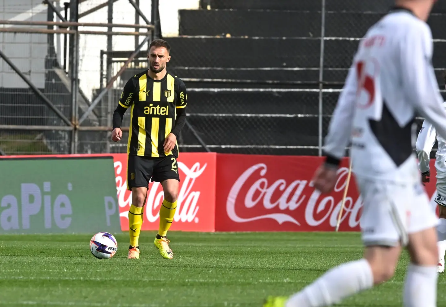 ¡GOLEADA! El argentino Pezzella debuta y Peñarol hunde a Danubio