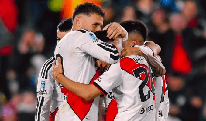 Marcos Acuña celebra con River Plate tras marcar el gol decisivo en el triunfo ante Estudiantes de Río Cuarto en el Torneo Clausura argentino. Marcos Acuña da l