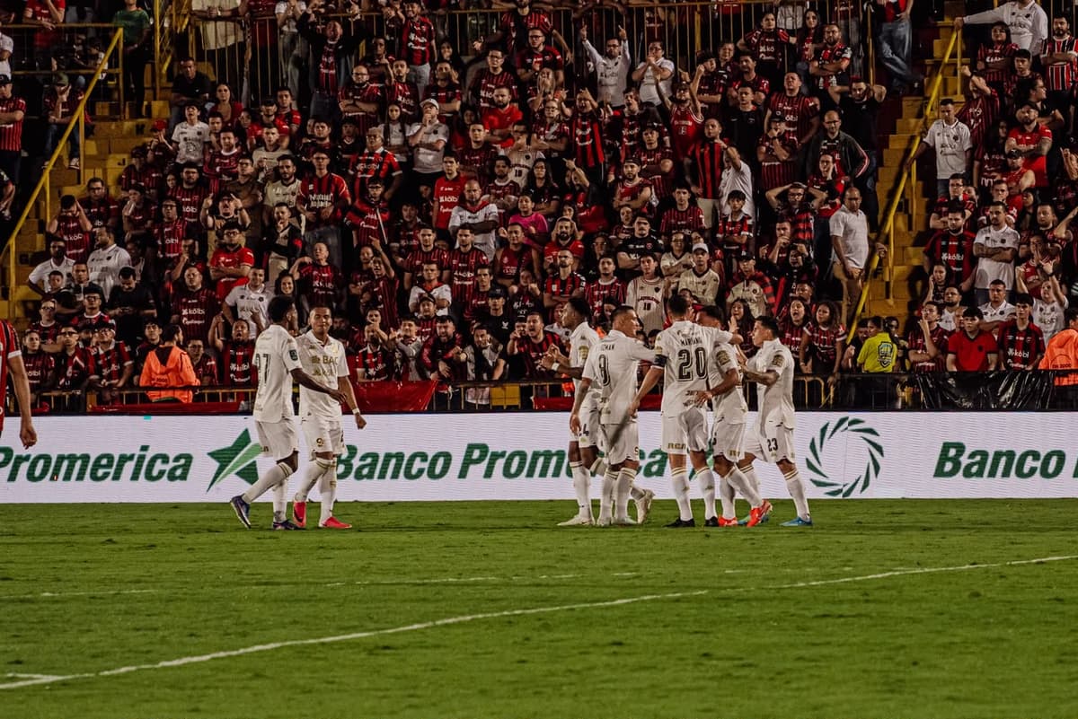 ¡GOLPE AL CLÁSICO! El Saprissa castiga al Alajuelense del español Rescalvo