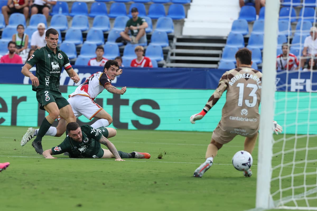 3-2. Camello devuelve la sonrisa al Rayo en su ‘exilio’ ante el Racing