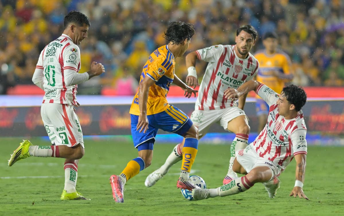 ¡HÉROE! El uruguayo Aguirre rescata al Tigres con un empate ante Necaxa