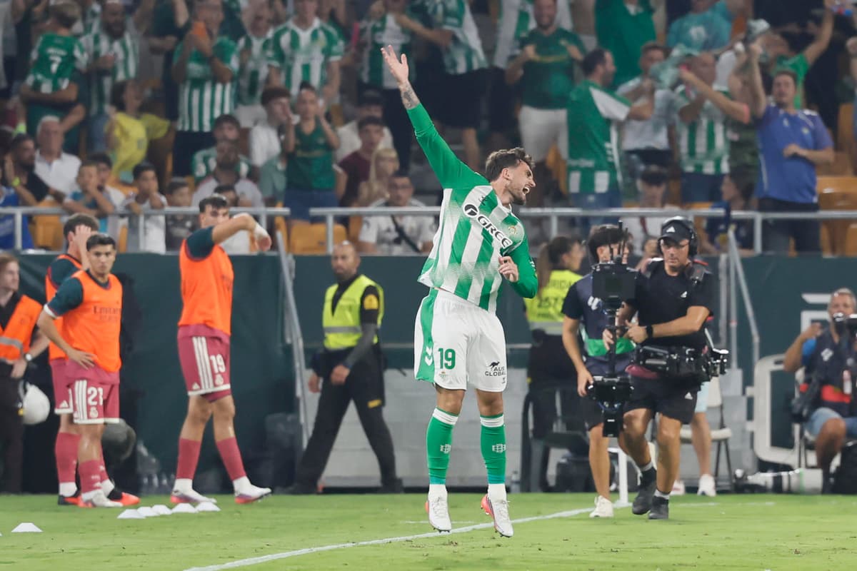 Troy Parrott cae de pie