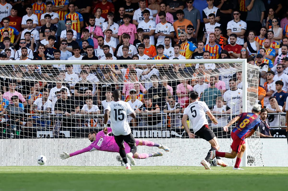 ¡CONFIANZA! El español Pedri González celebra el 0-5 del Barcelona ante Valencia