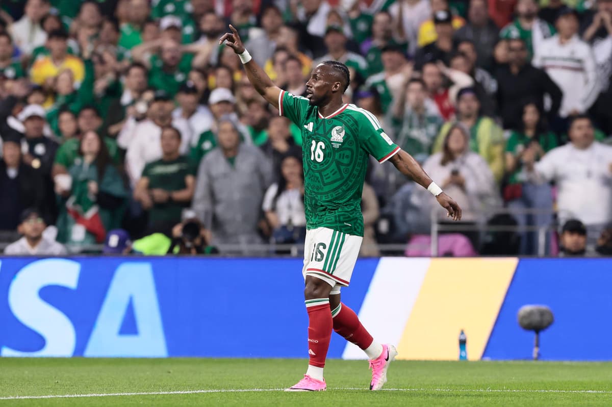 El ecuatoriano Willian Pacho y el mexicano Julián Quiñones, en la lista del Balón de Oro