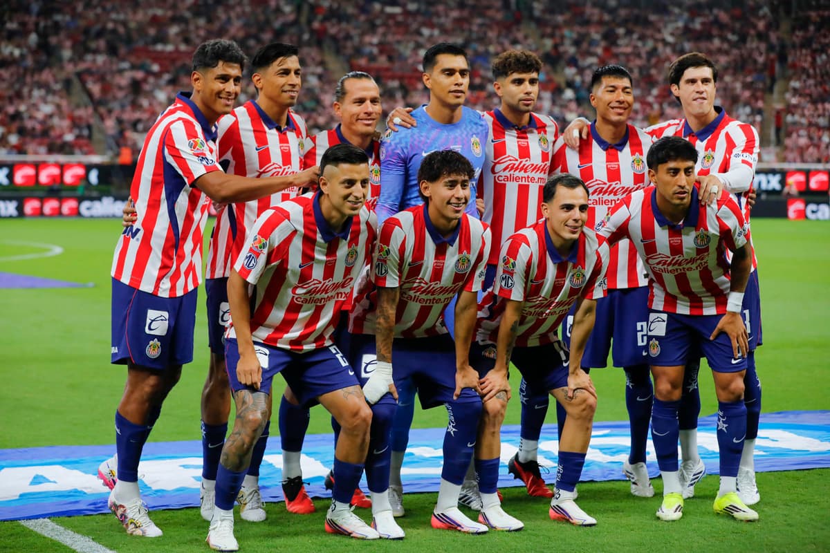 Guadalajara golea a Pumas y toma el liderato en México