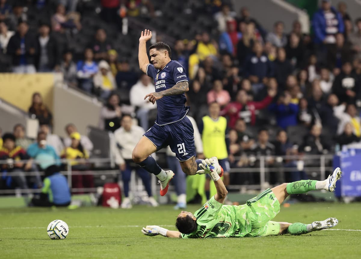 El campeón Cruz Azul rompe el invicto del América, del uruguayo Almada