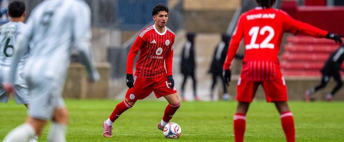 ¡A LA ESPERA! El mexicano Oscar Pineda espera su debut con Chicago Fire