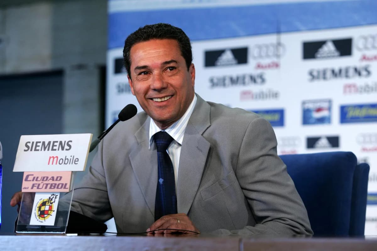 Fotografía tomada el 22 de abril de 2005 a Vanderlei Luxemburgo, entonces entrenador de Real Madrid, quien este domingo fracasó en su aspiración en las…