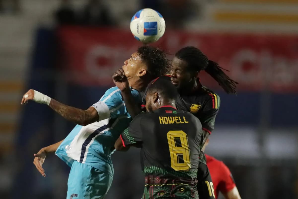 Kervin Arriaga (i), de Honduras, disputa el balón con Karoy Anderson (d), de Jamaica, en un partido de la Liga de Naciones de la Concacaf entre Honduras y…
