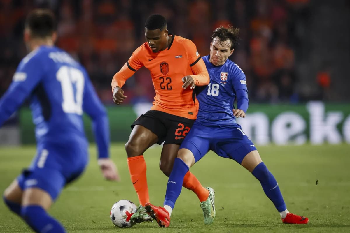 Fotografía del pasado 4 de octubre, en la que puede verse al neerlandés Denzel Dumfries (2i), durante el partido contra Serbia, correspondiente a la Liga de…