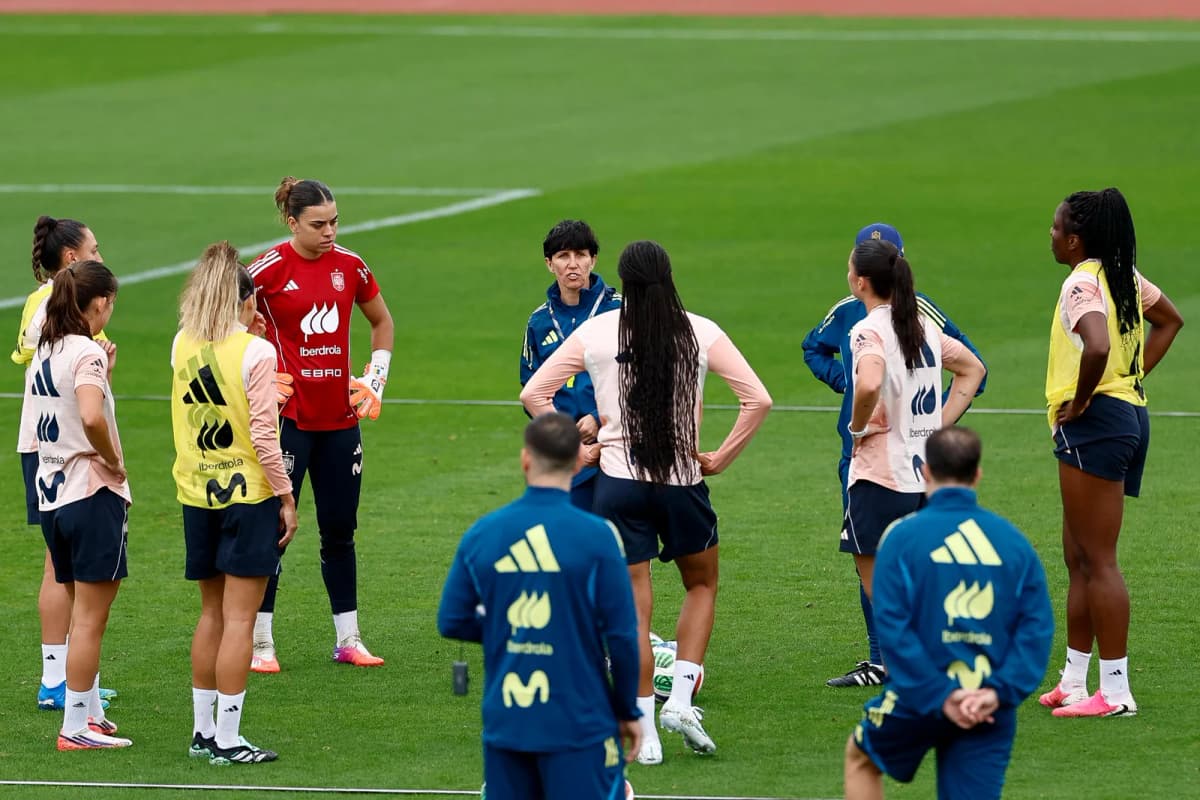 Sonia Bermúdez, técnica de la selección española femenina de fútbol, durante el entrenamiento de este martes del combinado nacional en la Ciudad del Fútbol de…