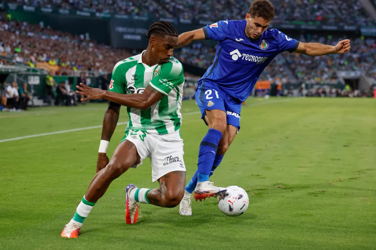 El defensa del Betis Junior Firpo (i) ante el defensa del Getafe Andrés García en el estadio deLa Cartuja en Sevilla en foto de archivo de Julio Muñoz