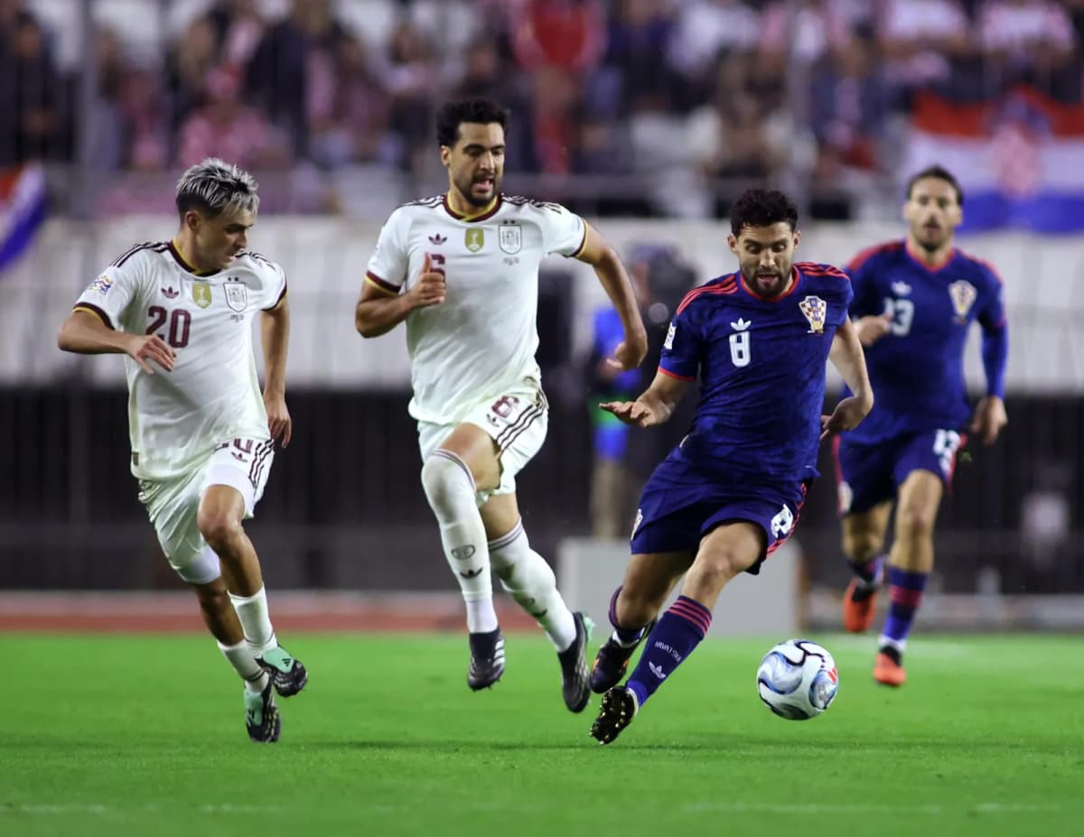 El medio de España Mikel Merino (C) y el de Croacia Mateo Kovacic duante el partido de la UEFA Nations League que han jugado Croacia y España en Split, Croacia