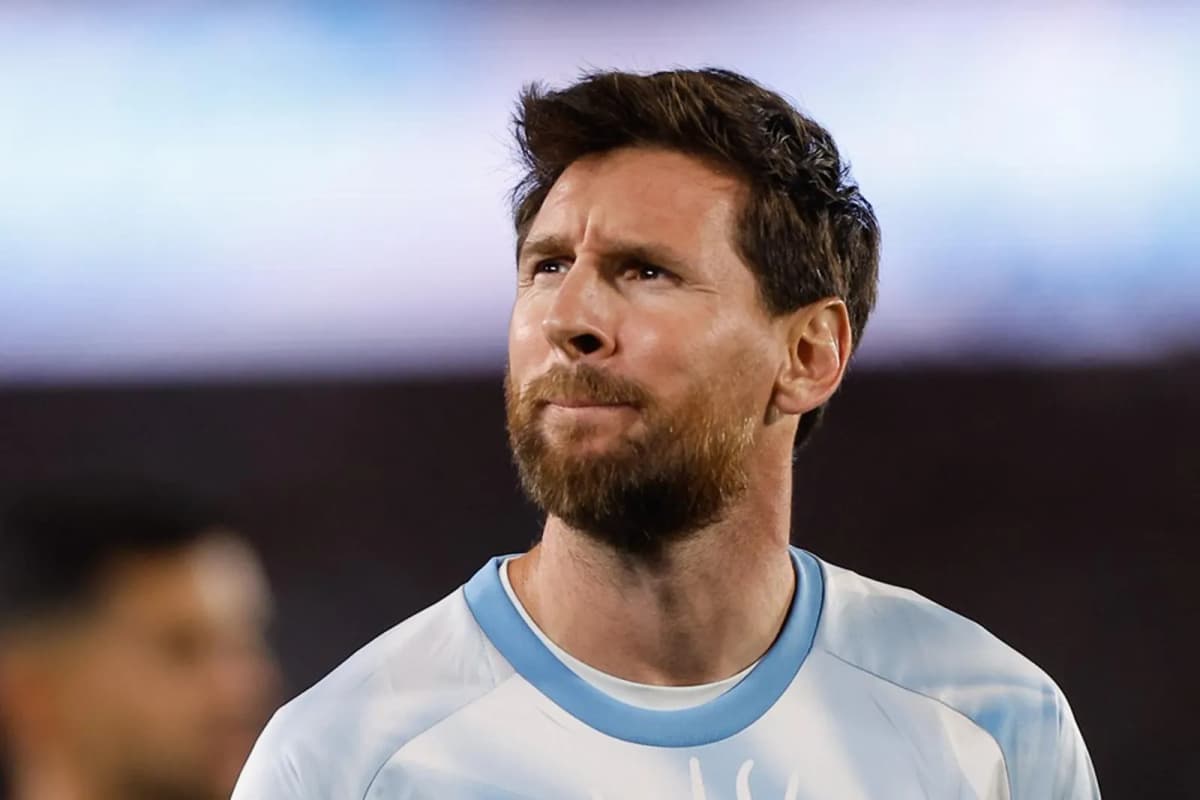 Lionel Messi de Argentina reacciona este martes, previo a un partido amistoso internacional entre Argentina y Benín en el estadio Monumental, en Buenos Aires…