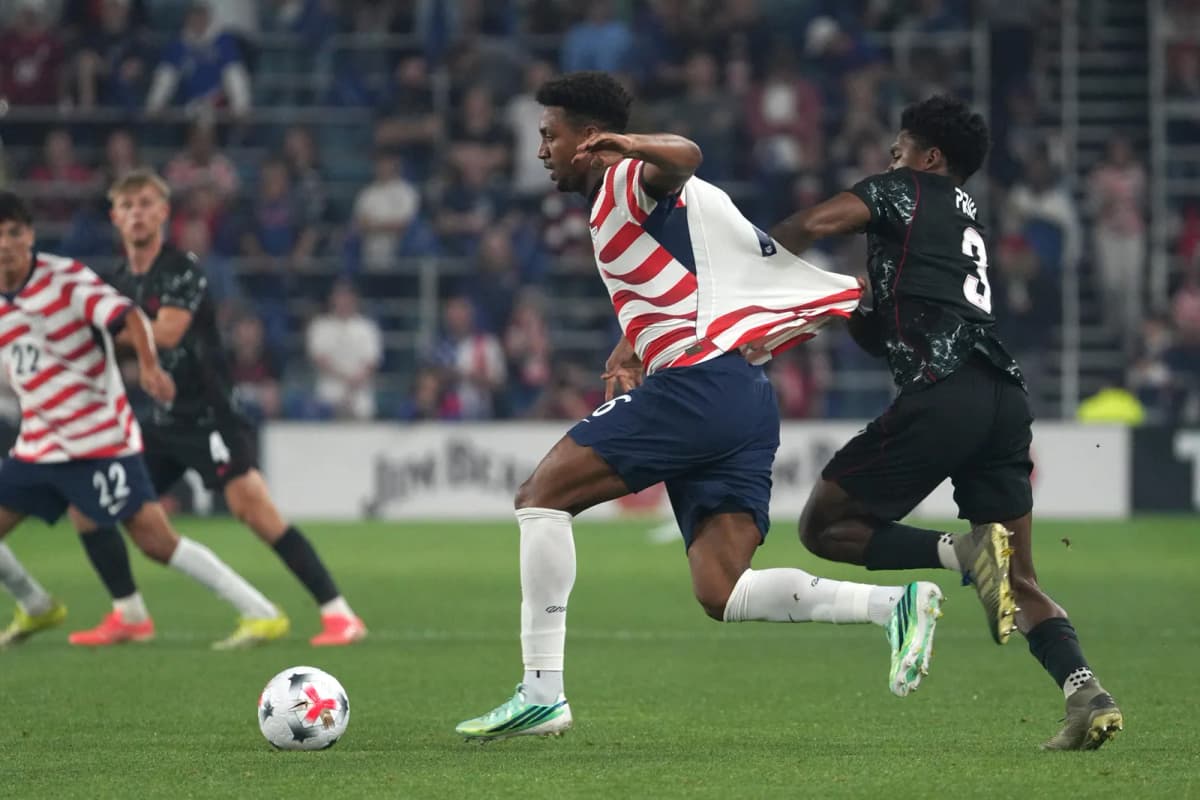 Alex Freeman (i), de Estados Unidos, disputa el balón con Ralph Priso, de Canadá, este martes en un partido amistoso en el estadio Allianz Field, en Minnesota…