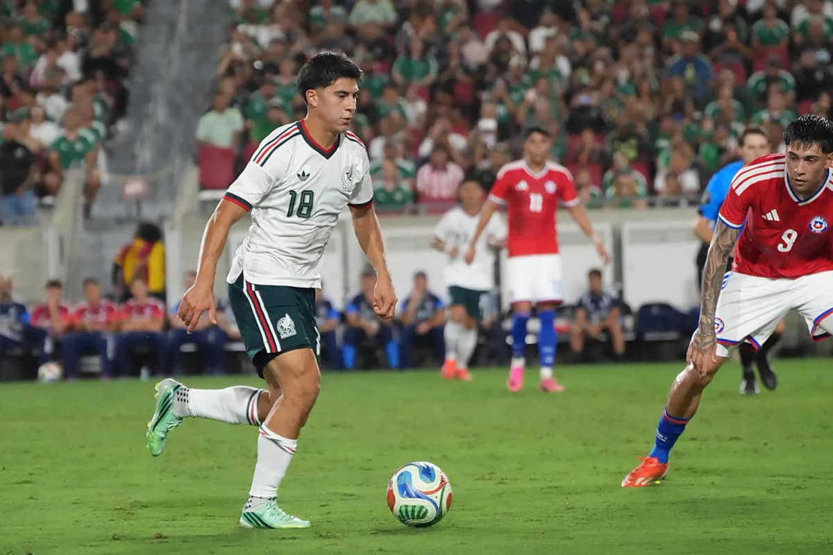 Obed Vargas (i), de México, controla el balón este martes en un partido amistoso ante Chile en el estadio Los Ángeles Memorial Coliseum.