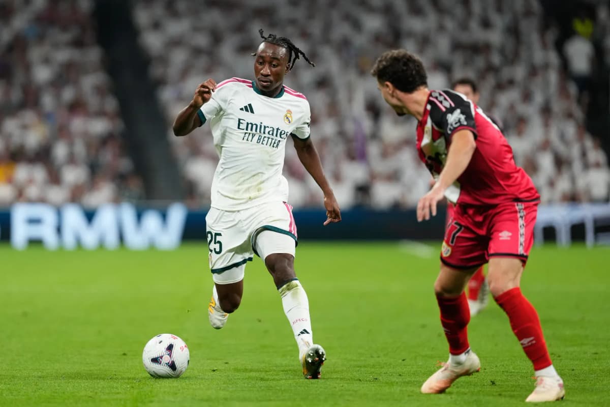 Fotografía del pasado 12 de septiembre, en la que puede verse al extremo marfileño del Real Madrid Yan Diomande (i), durante un partido.