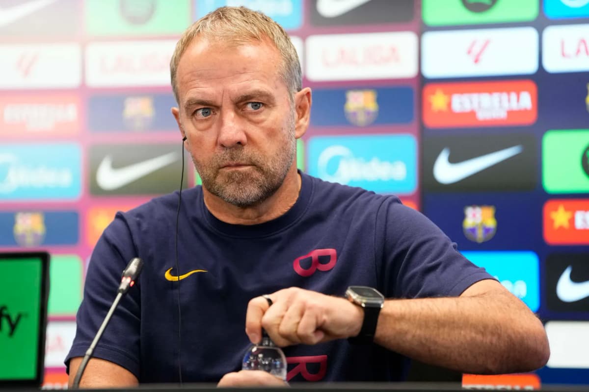 Hansi Flick, entrenador del Barcelona, durante una rueda de prensa en la ciudad deportiva del club, en Sant Joan Despí, España.
