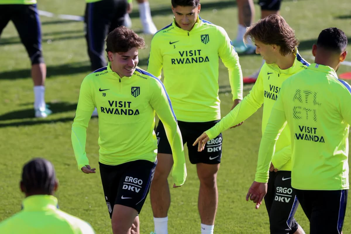 Julián Alvarez y Pablo Barrios, durante el entrenamiento.