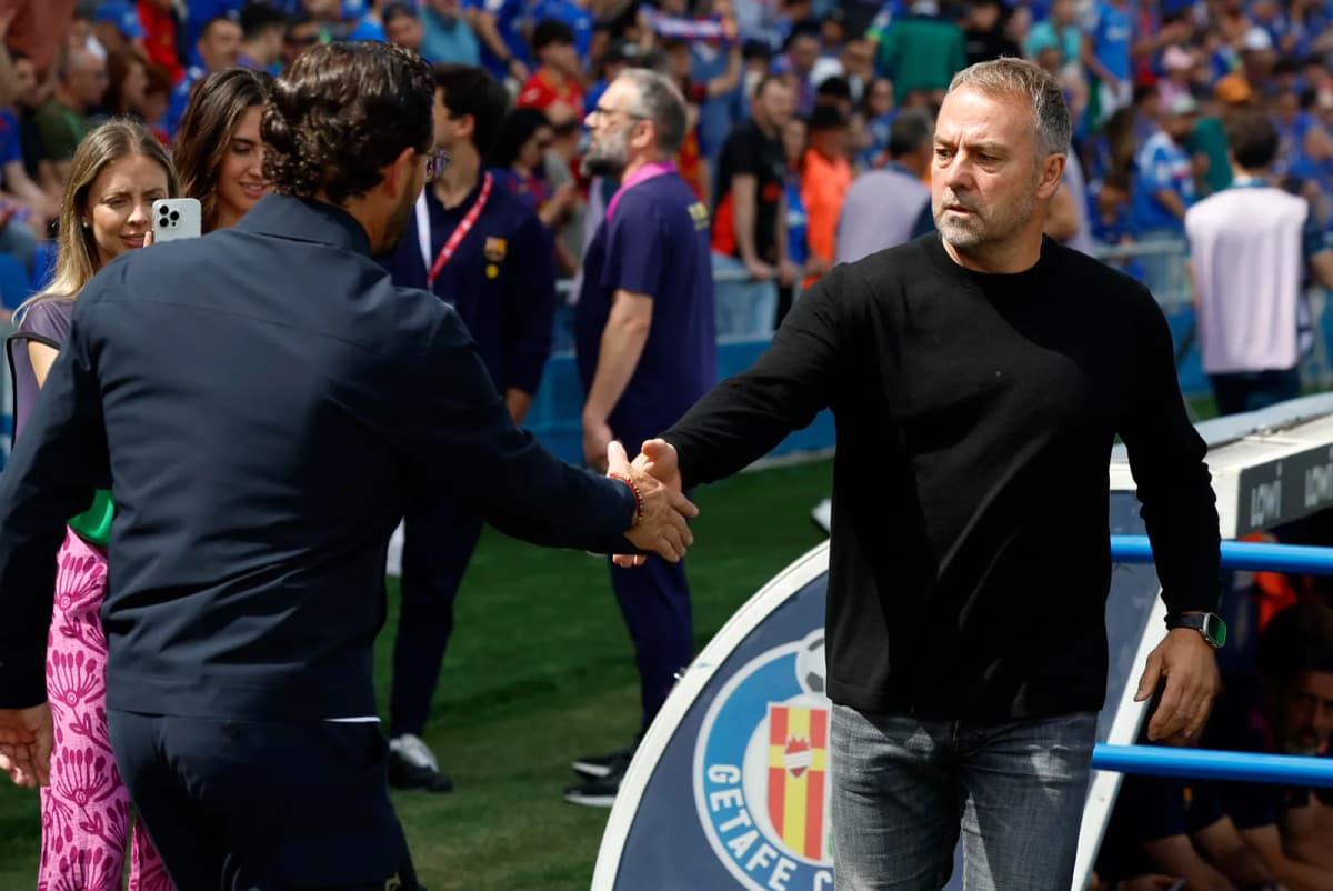 Fotografía del pasado 25 de abril, en la que puede verse a los entrenadores del Getafe, José Bordalás (i), y del FC Barcelona, Hansi Flick (d).