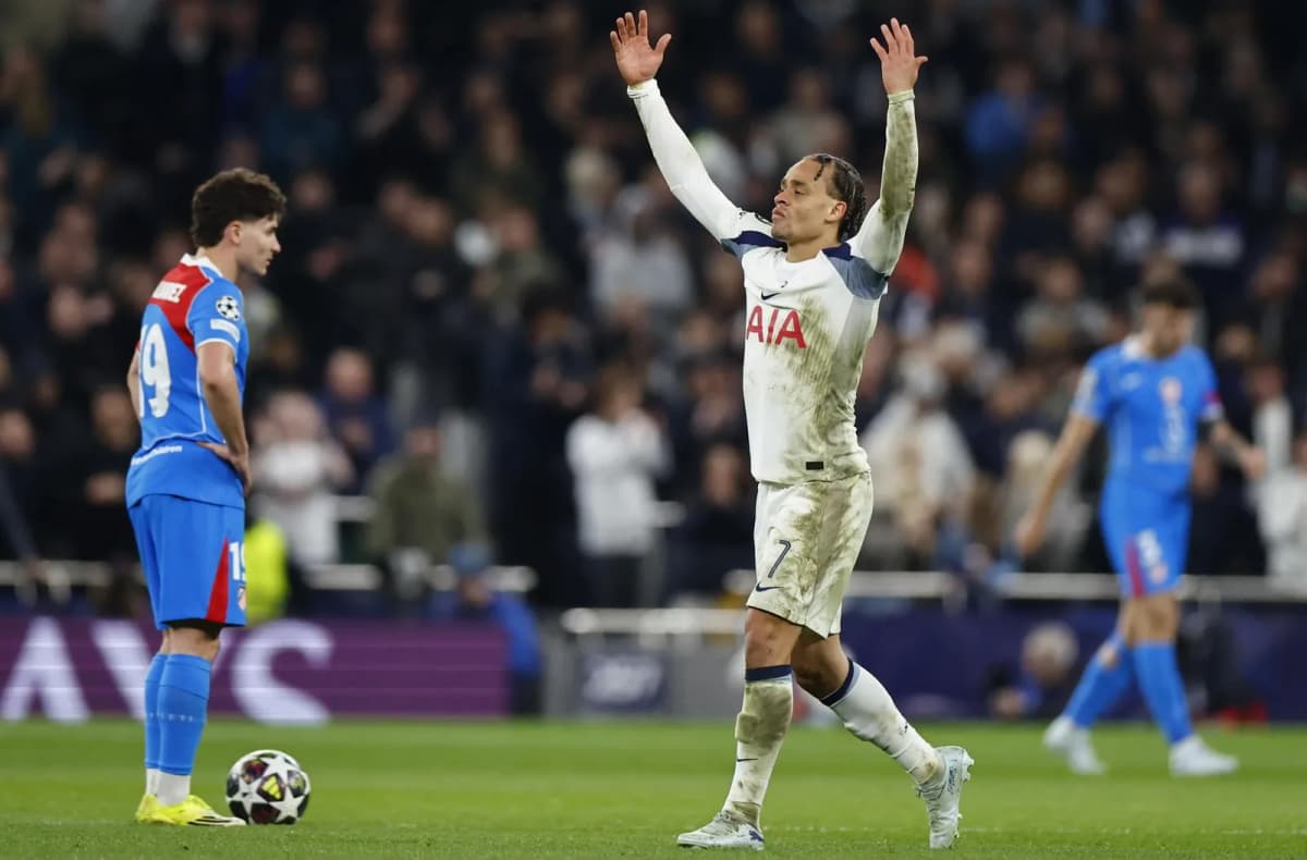 El neerlandés Xavi Simons, atacante del Tottenham Hotspur,durante una partido de Liga de Campeones.