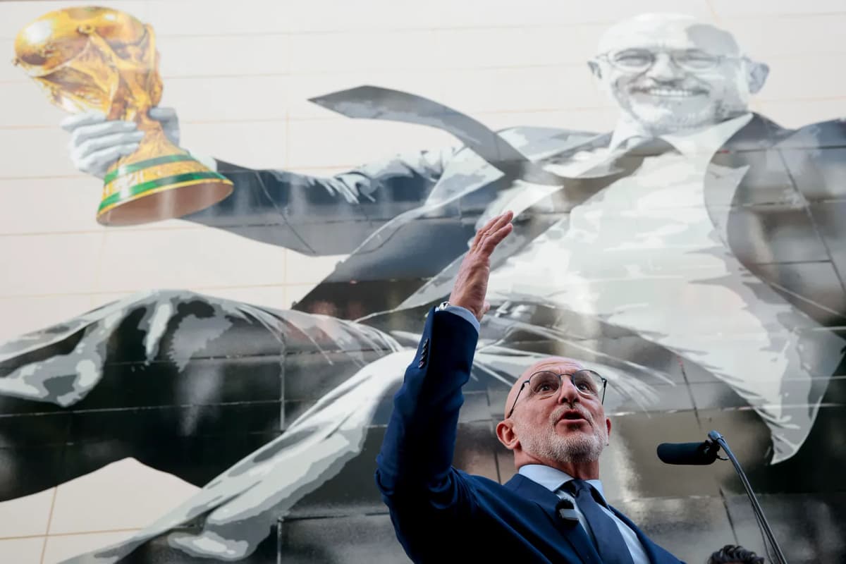 Luis de la Fuente, seleccionador español, visita en Valencia un mural dedicado a la selección española de fútbol.