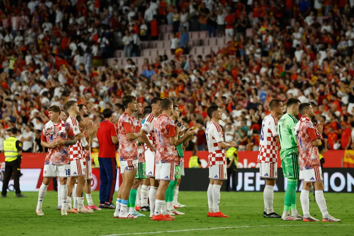 Fotografía del pasado 29 de septiembre, en la que puede verse a los jugadores de la selección croata al término del partido de la segunda jornada de la Liga…