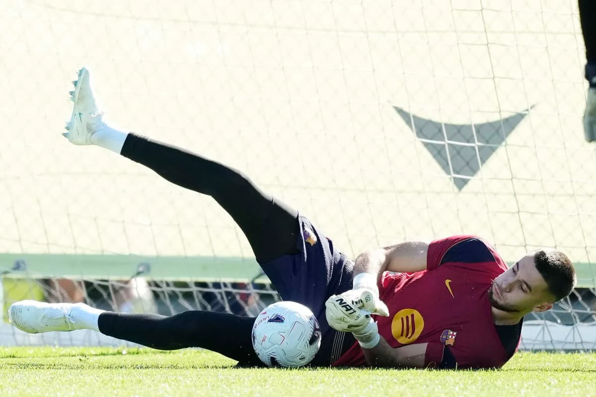 El portero del FC Barcelona, Joan Garcia, durante el entrenamiento del equipo de este viernes en la Ciudad Deportiva Joan Gamper para preparar el partido…