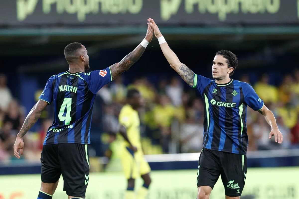 Fotografía del pasado 14 de septiembre, en la que puede verse al defensa brasileño del Betis Natan Bernardo de Souza (i) celebrando un gol.
