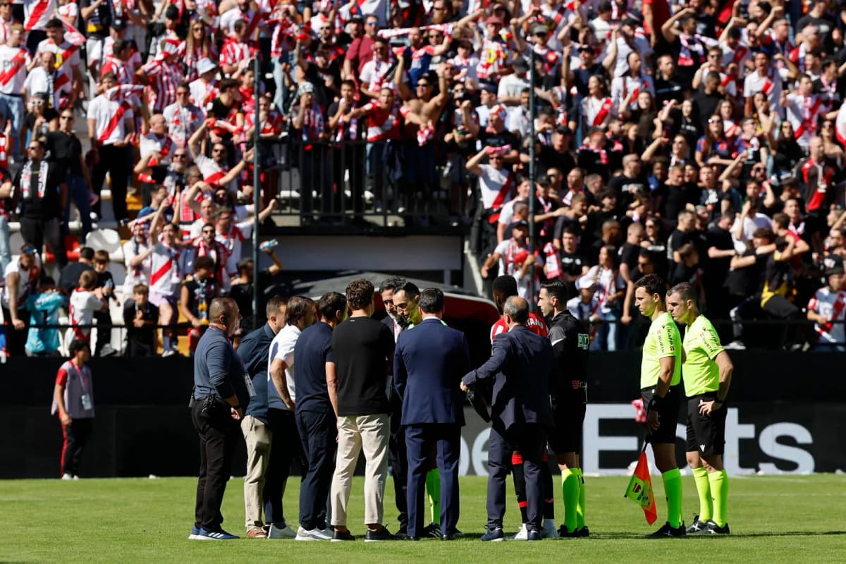 Estadio de Vallecas durante la suspensión del Rayo-Athletic, un partido detenido por el lanzamiento de objetos desde la grada en España.