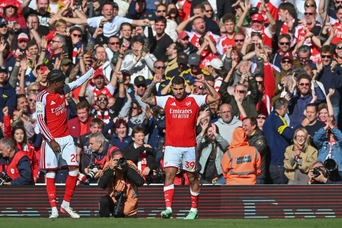 Arsenal vs Leeds United: Bruno Guimaraes celebra su gol durante la remontada del Arsenal en el Emirates Stadium por la Premier League.