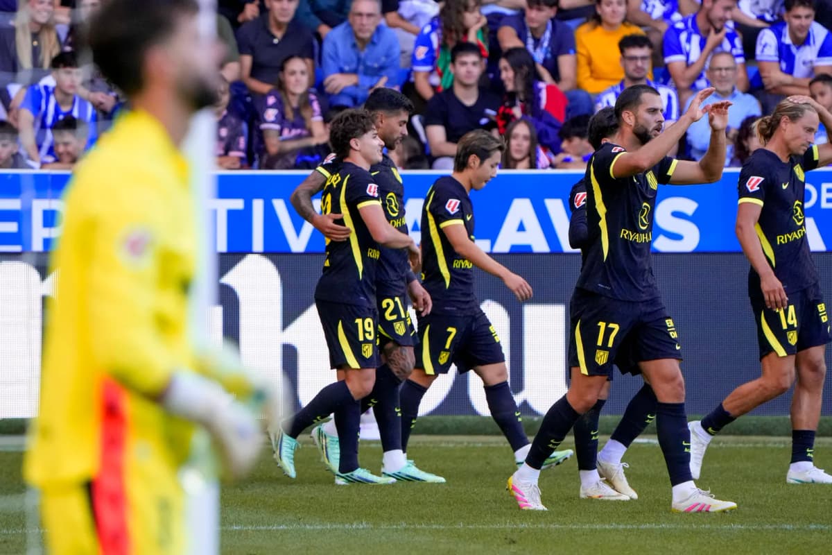 El Atlético vence al Alavés con un gol de cabeza del argentino Cristian Romero en el minuto 87, tras más de media hora de superioridad numérica.