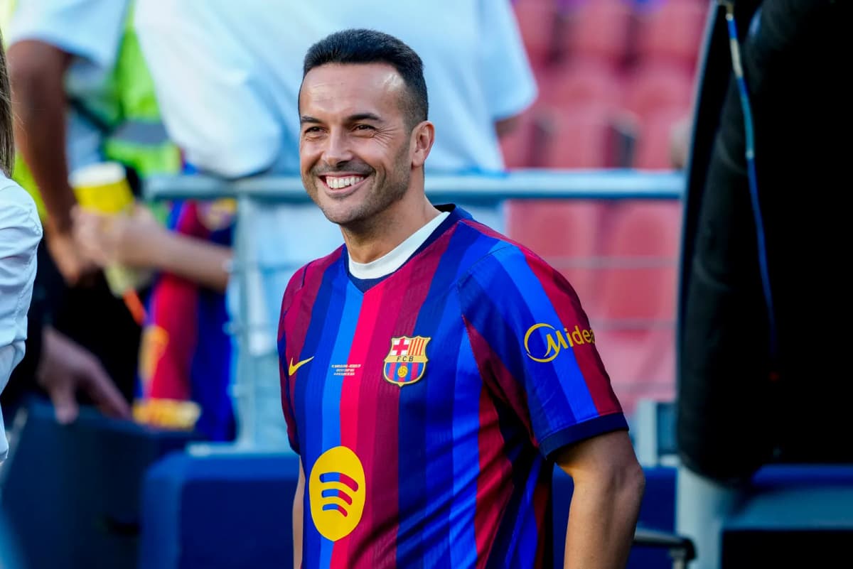 Pedro Rodríguez, con la camiseta del Barcelona, saluda a la afición del Spotify Camp Nou antes del partido contra el Getafe.