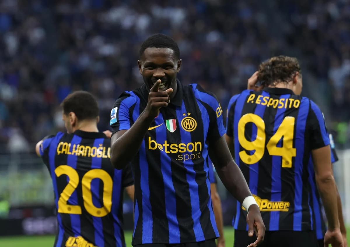 Los jugadores del Inter de Milán celebran un gol ante el Parma en San Siro durante un encuentro de la Serie A.