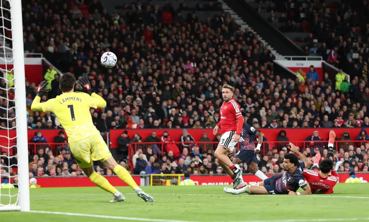 El jugador del Tottenham Dominic Solanke (c) durante el partido de la Premier League que han jugado Manchester United y Tottenham Hotspur, en Manchester,…