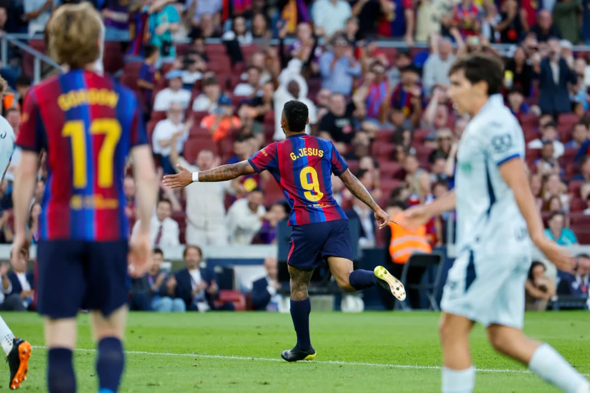 El delantero del FC Barcelona Gabriel Jesús (c) celebra tras marcar el 2-0 al Getafe CF, durante su partido de la jornada 8 de LaLiga EA Sports en el Camp Nou…